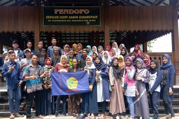 Sesepuh Sedulur Sikep bersama mahasiswa di Pendopo Sedulur Sikep Samin di Dusun Karangpace Desa Klopoduwur Kecamatan Banjarejo Kabupaten Blora