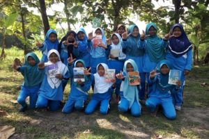SERUNYA BELAJAR LITERASI DI PINGGIR KALI