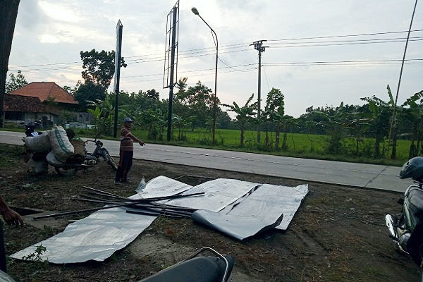 PAPAN BALIHO ROBOH, KPU BLORA AKAN EVALUASI KONSTRUKSI