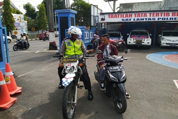 Petugas Satlantas Polres Blora menindak pengendara motor dibawah umur dan tak mengenakan helm