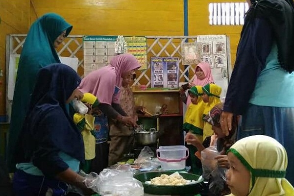 Pelatihan bisnis kuliner di aula TK ABA 1 Mojorembun Kecamatan Kradenan Kabupaten Blora