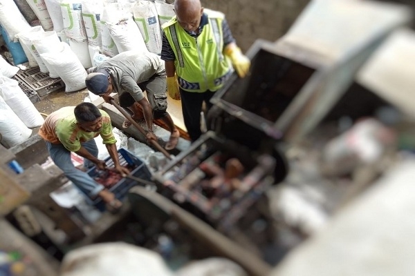 Pekerja pabrik mengevakuasi jenazah korban yang masuk ke mesin giling