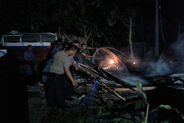 Kebakaran di warung milik Supini (57) di tepi jalan raya Ngraho, Dusun Kedinding Desa Ngraho Kecamatan Kedungtuban, Kabupaten Blora