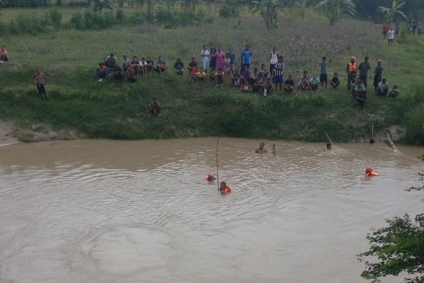 Warga membantu pencarian korban