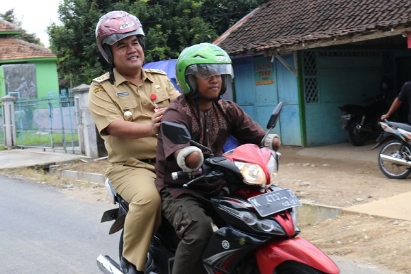 Wabup Blora membonceng motor seorang penyandang disabilitas