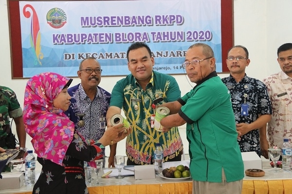 Ketua Difabel Blora Mustika (DBM) dalam launching gerakan Koin Difabel dalam Musrenbang Kecamatan Banjarejo