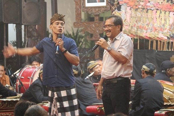 upati Kokok dan Ki Jolang dalam Pagelaran Wayang Kulit malam Jumat Pon di Pendopo Bupati Blora