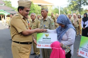 LANSIA LUMPUH TERIMA BANTUAN KURSI RODA DARI BAZNAS BLORA