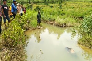 SEHARI TAK PULANG, LANSIA INI TEWAS MENGAMBANG DI SUNGAI