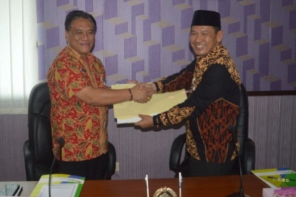 Sekda Blora, Komang Gede Irawadi bersama Kepala BPJS Ketenagakerjaan Kantor Cabang Kudus, Ishak usai penandatanganan MoU