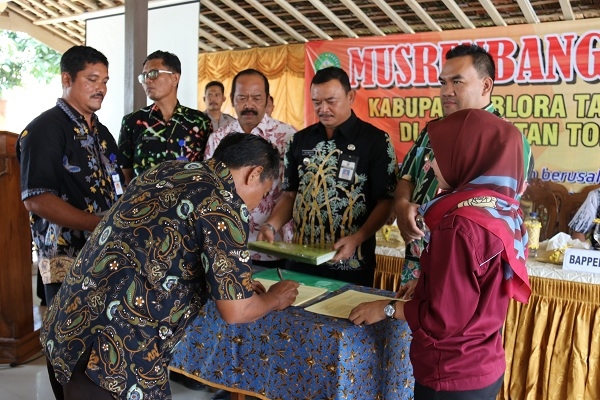 Wakil Bupati Blora, Arief Rohman dan Forkopimcam Todanan menyaksikan penandatangan Pakta Integritas pengelolaan Anggaran Desa