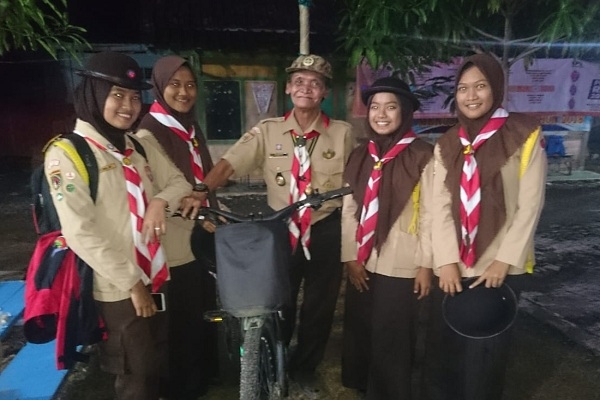 Sudarto (70), yang akrab disapa Kak Randu bersepeda dari Randublatung menuju Jati untuk mengikuti Peringatan Hari Baden Powell 2019