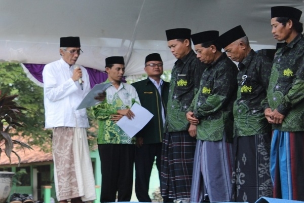 Rois Syuriah RWNu Jawa Tengah, KH Ubaidillah Shodaqoh tengah melantik Pengurus MWCNU Kradenan dalam peringatan Harlah Nu ke- 93