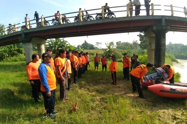 Tim gabungan BPBD Blora dan relawan dalam pencarian hari kedua di aliran Kali Lusi