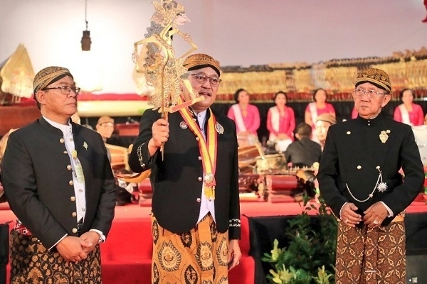 Sekretaris Daerah (Sekda) Jateng, Sri Puryono (tengah) dalam pelantikan pengurus Persatuan Pedalangan Indonesia (Pepadi) Jateng