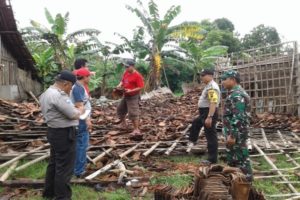 DITERJANG ANGIN KENCANG, RUMAH LANSIA ROBOH