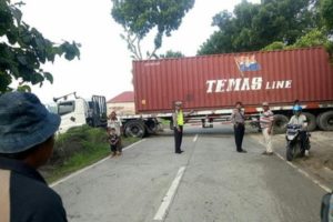 SALAH MANUVER, TRUK TERPEROSOK DAN MELINTANG DI JALAN RAYA