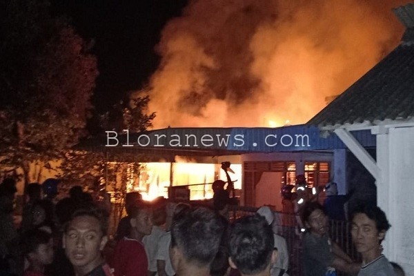 Kebakaran di lingkungan Kampung Semangat RT 03 RW 02 Kecamatan Cepu, Kabupaten Blora