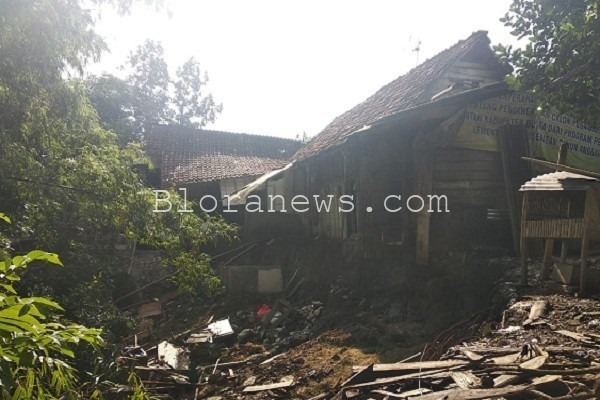 2 RUMAH WARGA TERDAMPAK LONGSOR LANTARAN DEBIT KALI LUSI NAIK