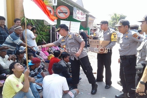 Kapolres Blora AKBP Antonius Anang Tri Kuswindarto memberikan air meniral kepada salah seorang peserta aksi