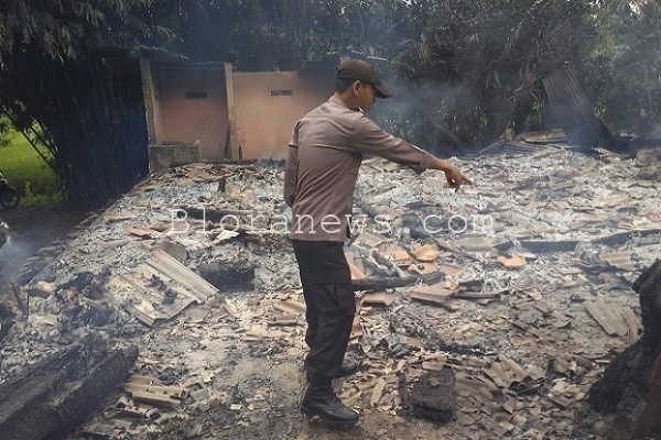 BAKAR SAMPAH SATU RUMAH LUDES DILALAP API