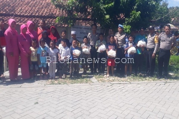 Kegiatan Polisi Berbagi Berkah (Sibarkah) di Panti Asuhan Al Istiqomah Desa Doplang Kecamatan Jati, Blora