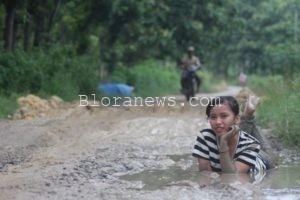 VIRAL! CEWEK BERFOTO DI KUBANGAN LUMPUR, EKSPRESI KEKESALAN AKIBAT KERUSAKAN JALAN