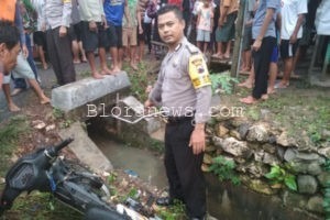 LAKALANTAS, PEMOTOR JATUH KE SELOKAN DAN TEWAS