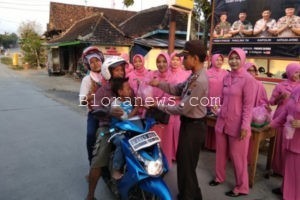 SEMARAK RAMADHAN, KAPOLSEK JATI BAGIKAN RATUSAN TAKJIL BAGI PENGGUNA JALAN