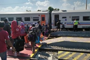 PUNCAK ARUS BALIK BERLANGSUNG HINGGA BESOK, KERETA API LEBIH DIMINATI