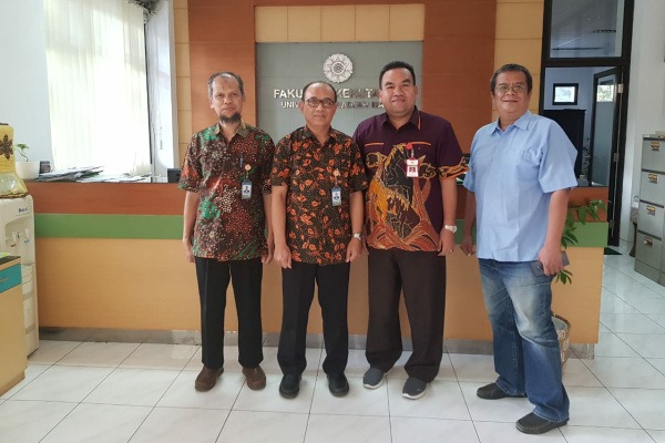 Wakil Bupati Blora Arief Rohman (kedua dari kanan) bersilaturahim ke Fakultas Kehutanan Universitas Gadjah Mada (UGM) Yogyakarta