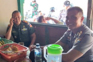 PATROLI TNI-POLRI, JAGA SINERGITAS HINGGA DI WARUNG KOPI