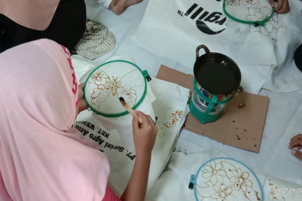 NYANTING DAN NGLOROD, ANAK-ANAK CEPU BELAJAR BIKIN BATIK