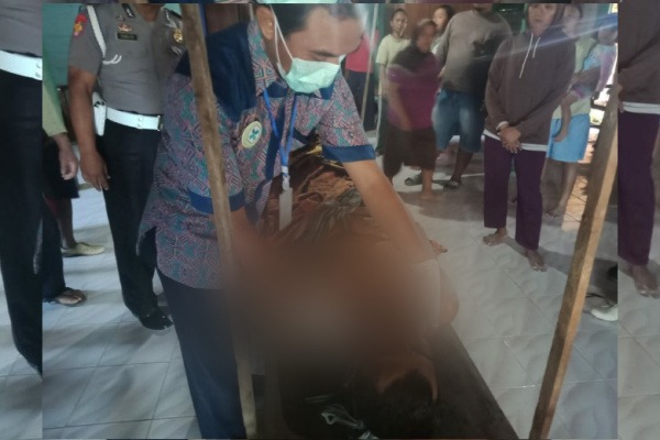 Petugas melakukan pemeriksaan terhadap jasad Soeladi (62), petani yang mati mendadak