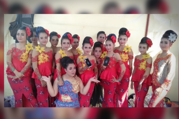 Paguyuban ketoprak Gilar Tri Budoyo sesaat sebelum pentas di Desa Gotputhuk Kecamatan Ngawen Kabupaten Blora