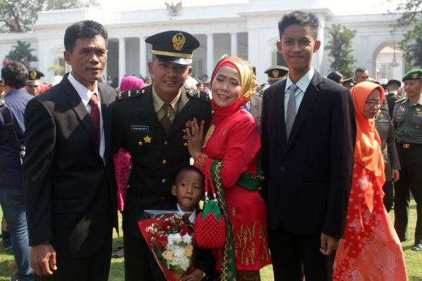 Letda Topan Wahyudi Putra (dua dari kiri) didampingi kedua orang tua dan kedua adiknya berfoto bersama di depan Istana Negara Jakarta usai dilantik Presiden Joko Widodo.