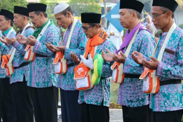 Calon haji Kabupaten Blora memanjatkan doa sesaat sebelum bertolak menuju Asrama Haji Donohudan, Boyolali (foto: Humas Pemkab Blora)