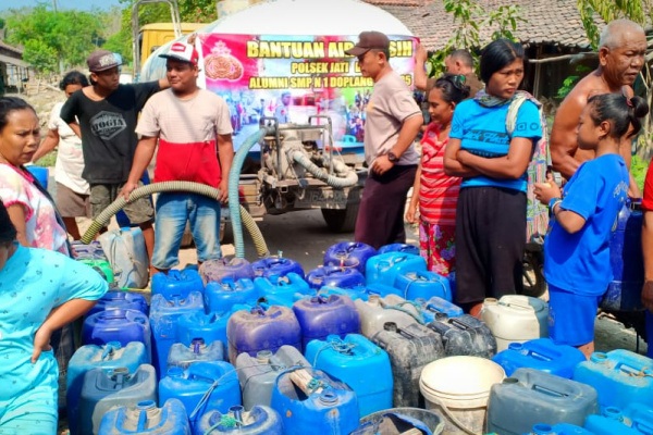 Masyarakat Dusun Alasmalang Desa Pengkolrejo Kecamatan Jati rela mengantri demi mendapatkan bantuan air bersih