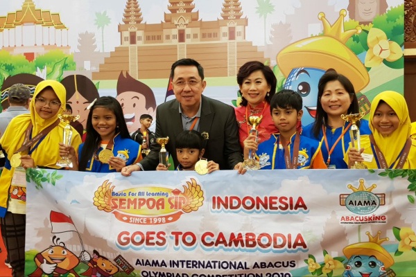 Para juara kompetisi sempoa International Abacus Olympiad Competition di Sokha Hotel dan Resorts, Siem Reap, Kamboja