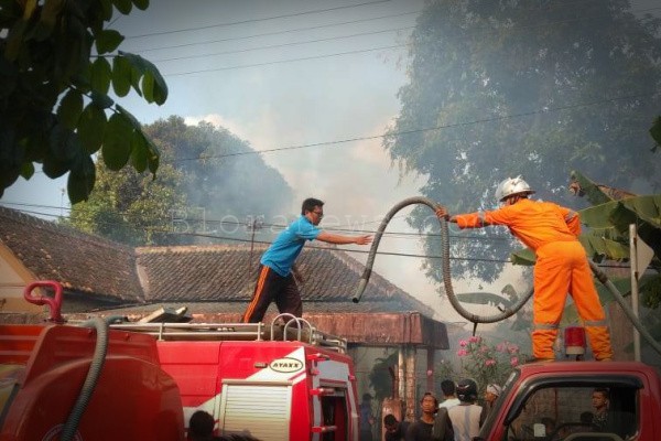 Petugas Pemadam Kebakaran tengah memadamkan api di sebuah rumah kawasan Jalan Tentara Pelajar no 15 Kecamatan Blora Kota, Kabupaten Blora