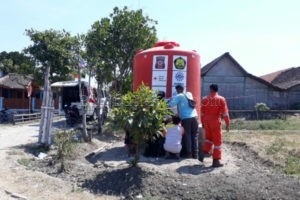 RELAWAN GABUNGAN DIRIKAN TANDON AIR DI LOKASI KEKERINGAN