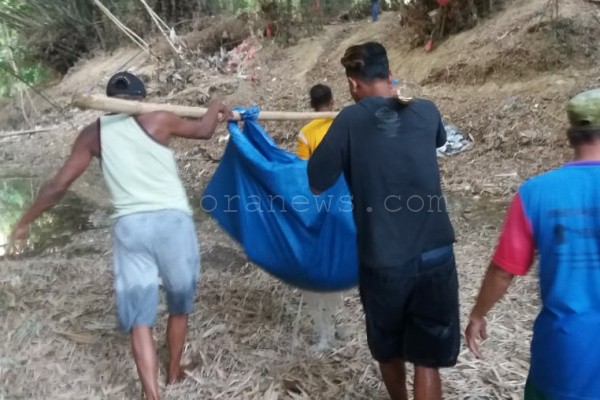 Warga mengangkut mayat pemulung tua yang ditemukan di sungai kawasan Kelurahan Ngawen Kecamatan Ngawen Kabupaten Blora