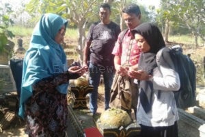 PENGAJAR DARI ACEH ZIARAHI MAKAM POTJUT MEURAH INTAN
