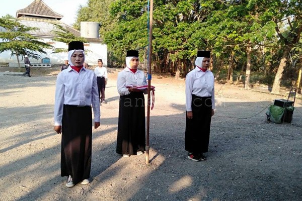 Ibu-ibu di Desa Mojorembun Kecamatan Kradenan Kabupaten Blora menjadi petugas upacara bendera HUT Proklamasi Kemerdekaan RI ke- 74