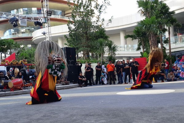 Aksi barongan Sekar Sabrang pimpinan Pandu Nusantara dalam puncak acara Borneo Culture Week 2 di Amphitheater Balikpapan Plaza, Kalimantan Timur