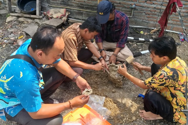 Petugas Dinporabudpar Blora, BPSMP Sangiran, dan relawan FPSBB Blora di lokasi penemuan kerangka, Desa Kapuan Kecamatan Cepu Kabupaten Blora