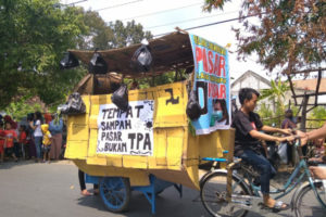 PRIHATIN SAMPAH, WARGA SINDIR PEMERINTAH DALAM KARNAVAL KEMERDEKAAN