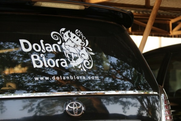Tempelan stiker ‘Dolan Blora’ pada salah satu mobil dinas di lingkungan Pemkab Blora