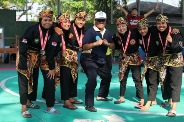 Pelatih Tapak Suci Blora, Sumarno (bertopi) bersama para pesilat dalam Porkab Blora 2019