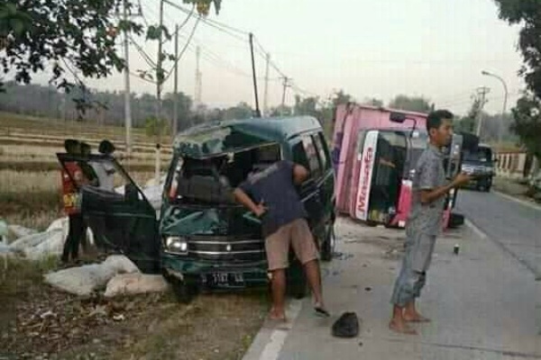 Lakalantas antara truk dengan minibus Suzuki Carry di ruas jalan Blora-Ngawen, kawasan Karangtawang Desa Tawangrejo Kecamatan Tunjungan Kabupaten Blora